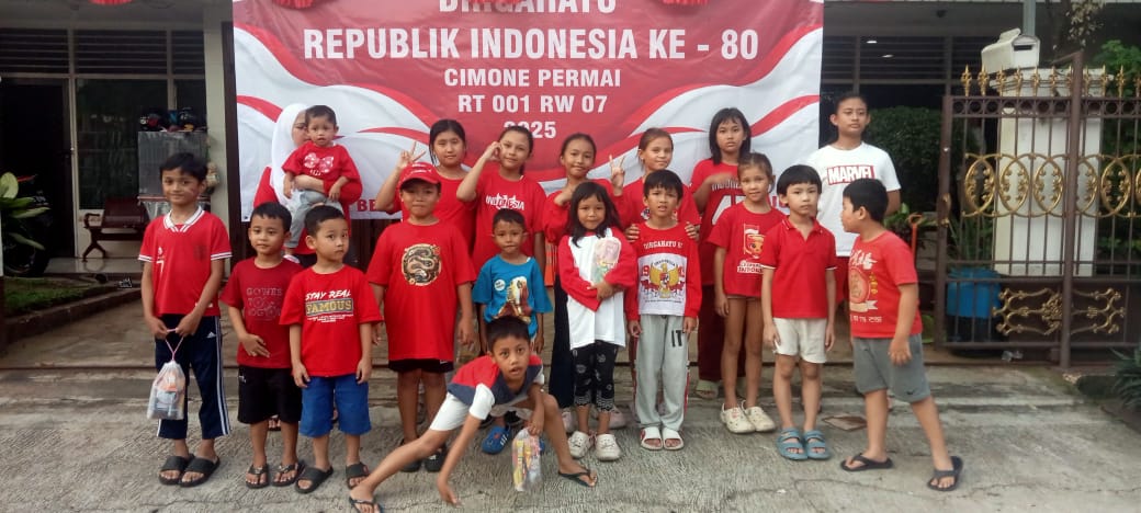 Keceriaan anak-anak RT 01/RW 07 saat berpose bersama di perayaan HUT RI ke-80.
